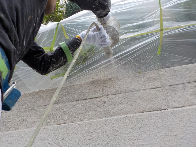 塀の吹付け塗装で顔中塗料まみれ(笑)
