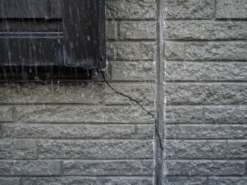 雨漏りの原因は外壁かも？見逃しがちな劣化ポイントとは
