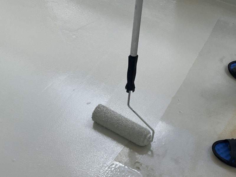 【外壁塗装】ウレタン防水の寿命は何年持つ？「10年」を目安に検討すべき理由と劣化サイン