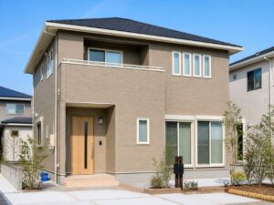 モカベージュ外壁の落ち着いた戸建て