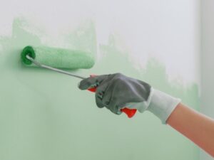 壁をグリーンに塗り替えてる様子