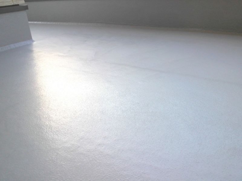 【ベランダ防水】FRP防水の寿命は何年？長持ちさせるメンテナンスのコツと塗り替えサイン