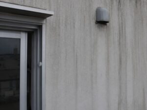 外壁や換気口付近に付いた黒い雨だれ汚れ