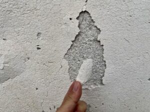 外壁塗膜の剥がれた欠片