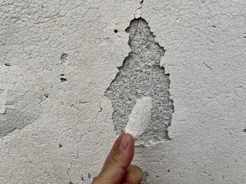 外壁塗装が剥がれる原因とは？落ち着いて確認したい対処法