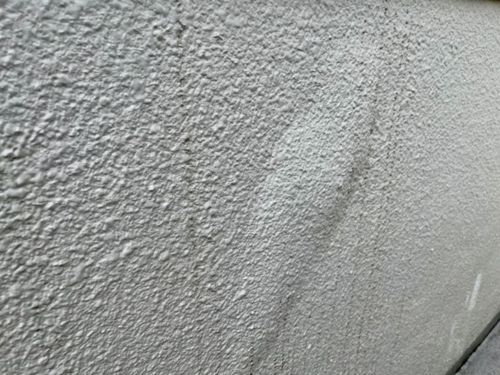 外壁塗装の塗膜が膨れる原因とは？水分・湿気と下地状態の確認ポイント